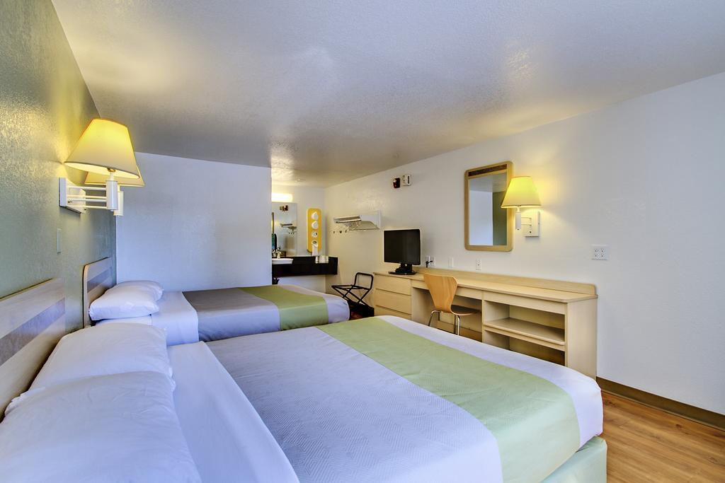 Rodeway Inn Windsor Mill Dış mekan fotoğraf