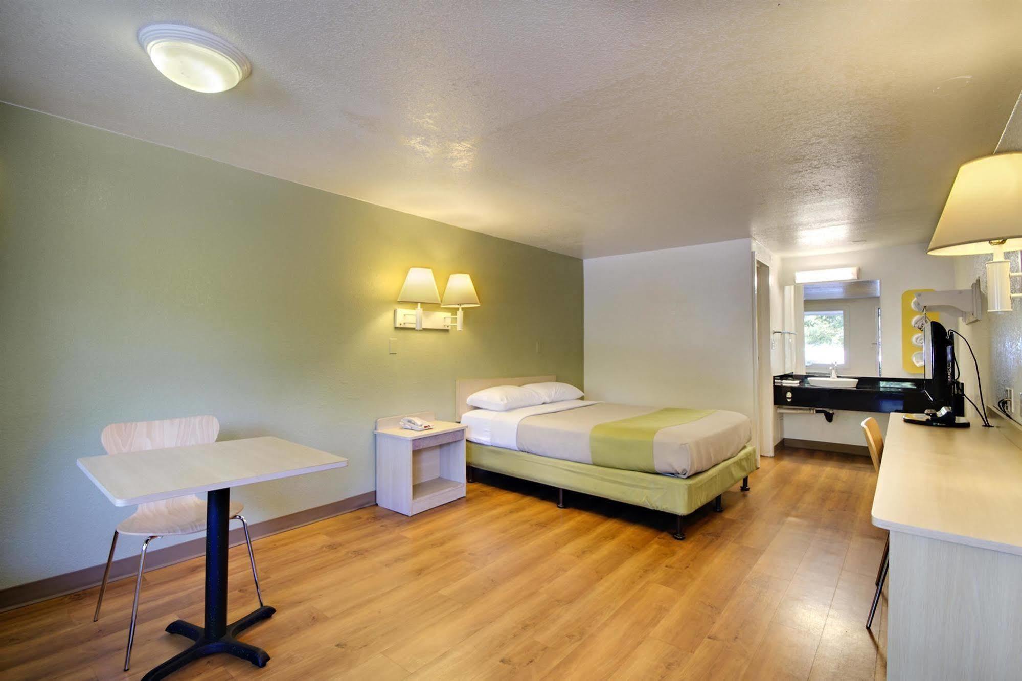Rodeway Inn Windsor Mill Dış mekan fotoğraf