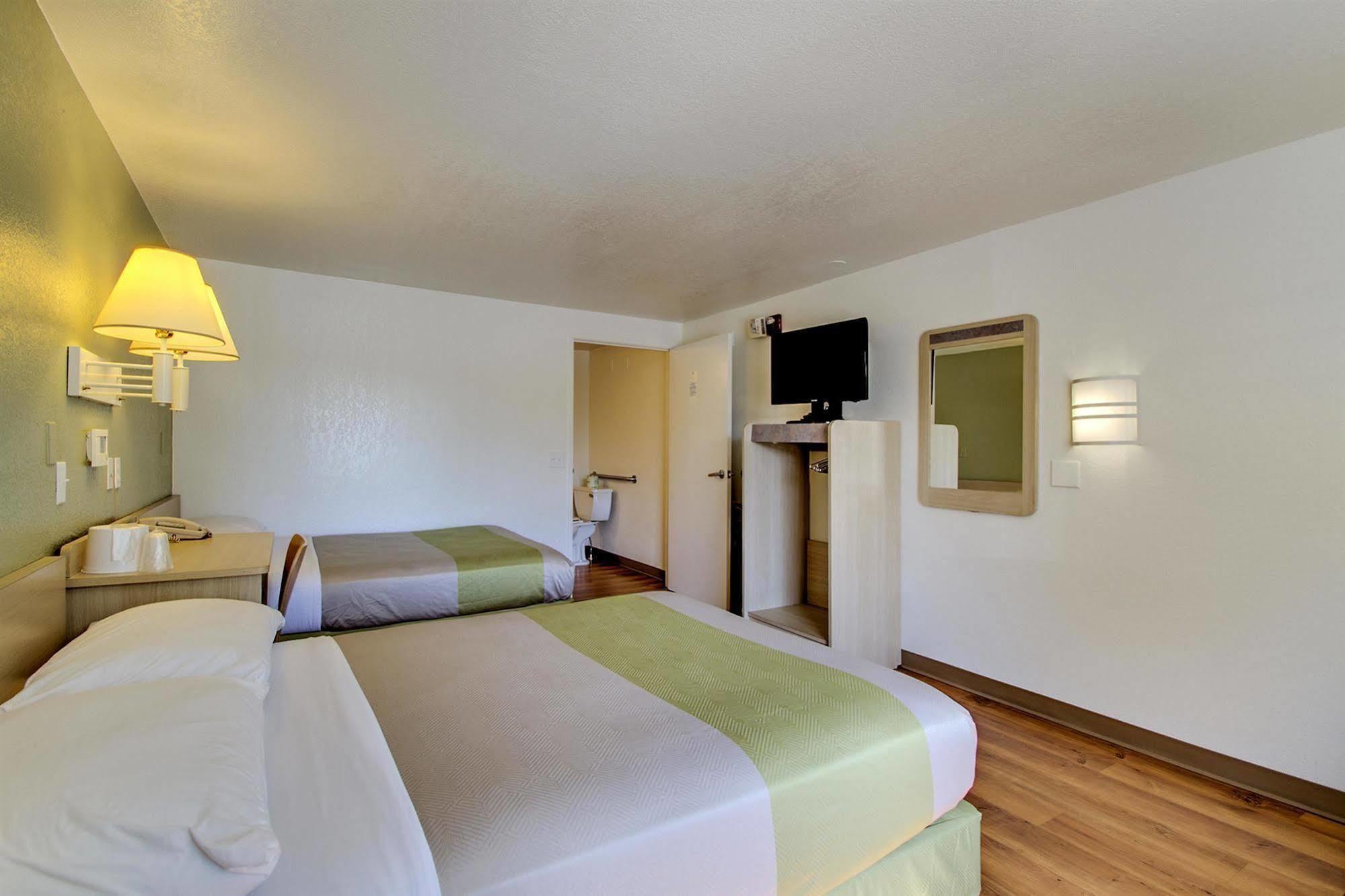 Rodeway Inn Windsor Mill Dış mekan fotoğraf