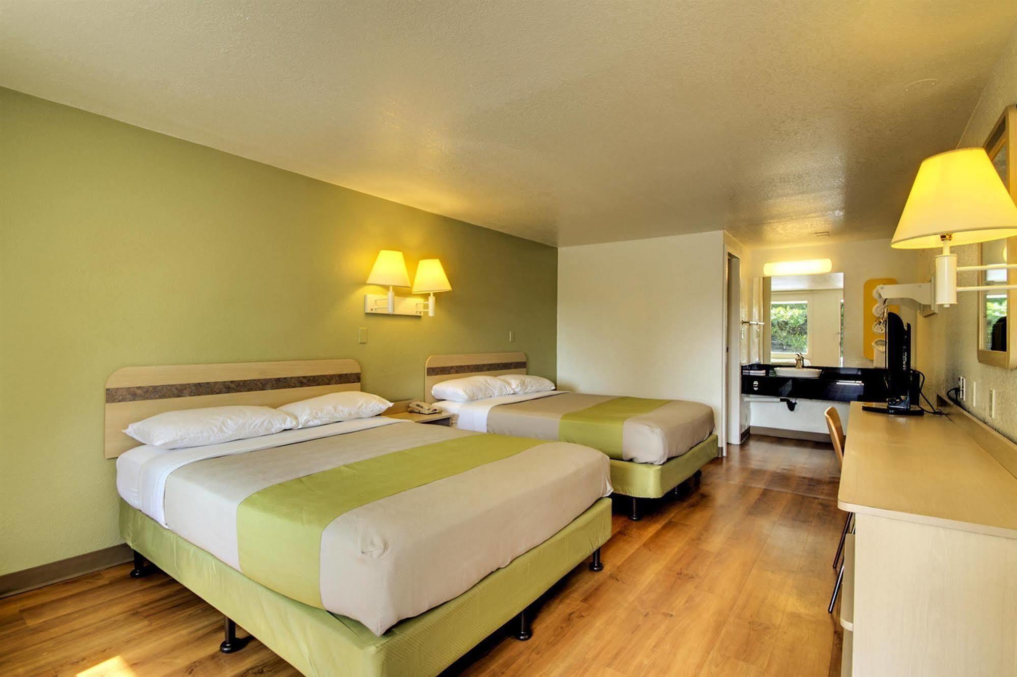 Rodeway Inn Windsor Mill Dış mekan fotoğraf