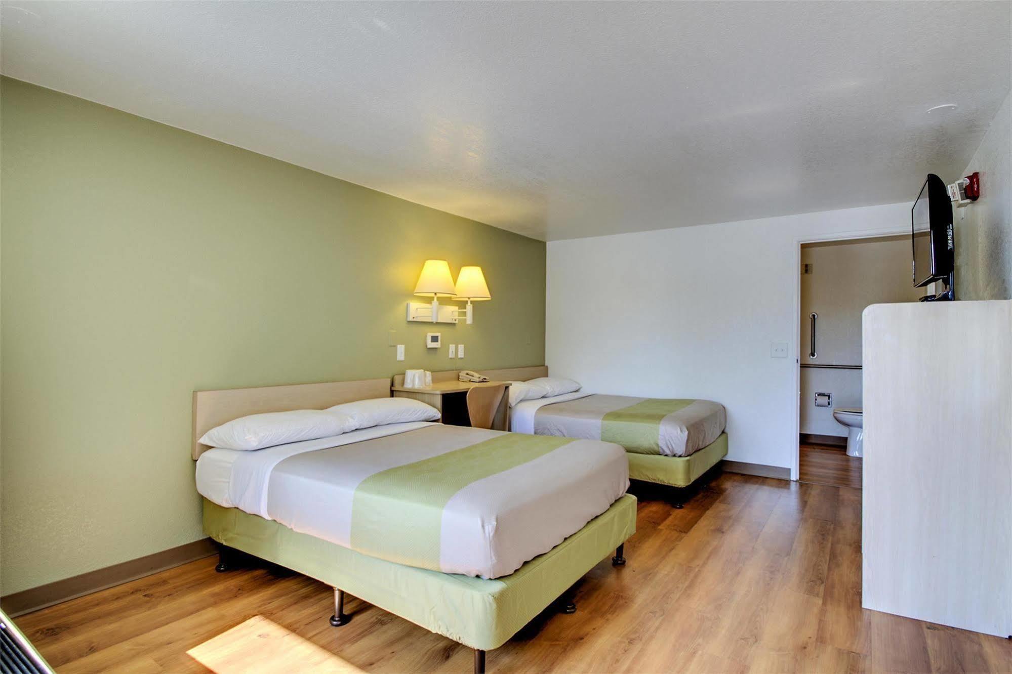 Rodeway Inn Windsor Mill Dış mekan fotoğraf
