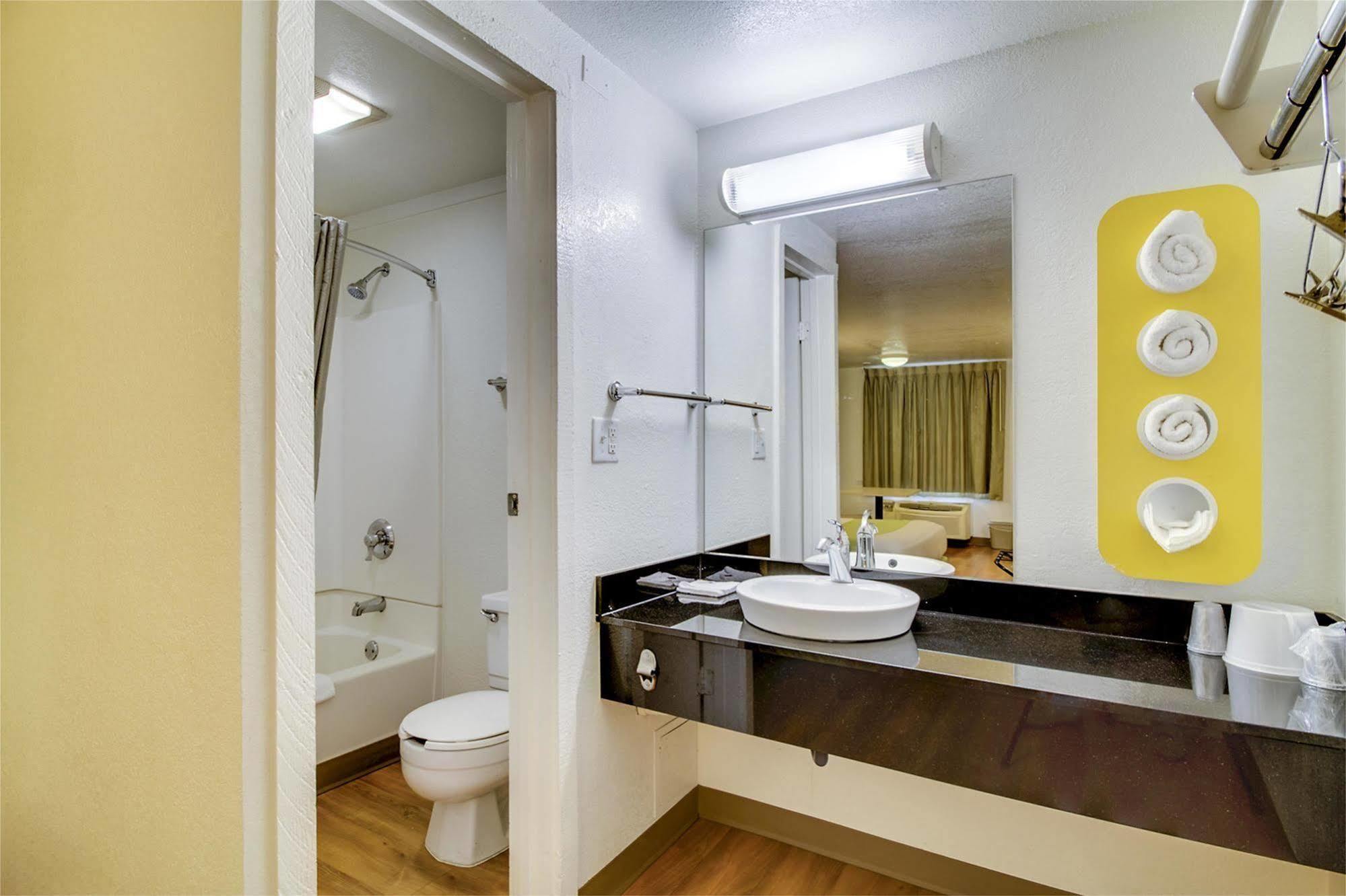Rodeway Inn Windsor Mill Dış mekan fotoğraf