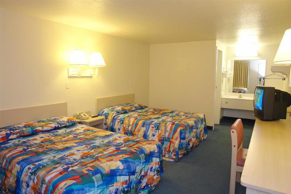 Rodeway Inn Windsor Mill Oda fotoğraf