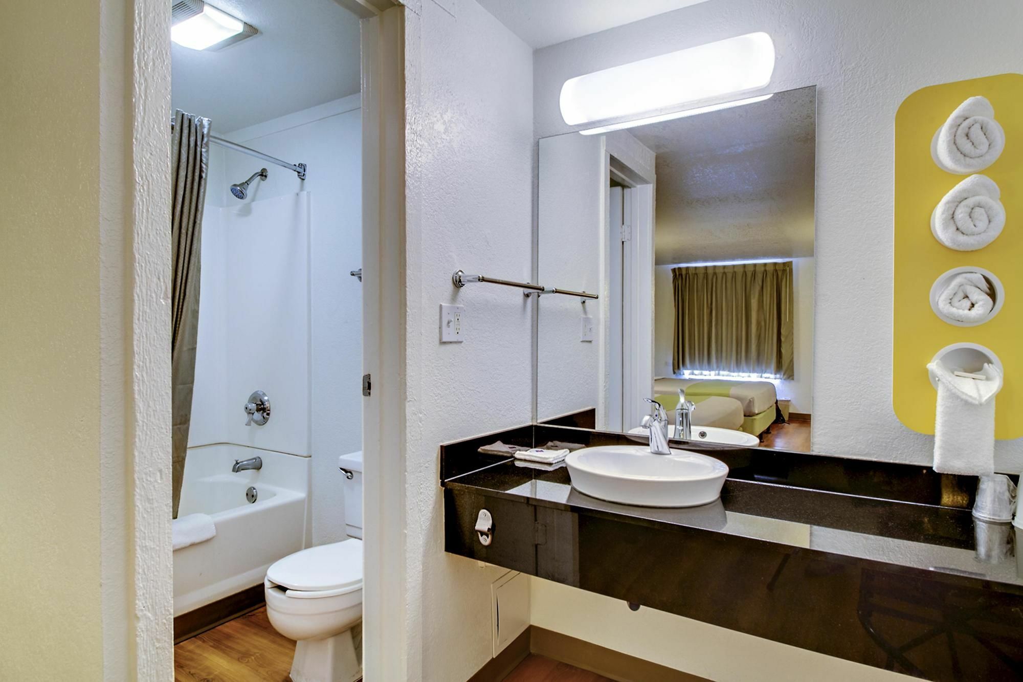 Rodeway Inn Windsor Mill Dış mekan fotoğraf