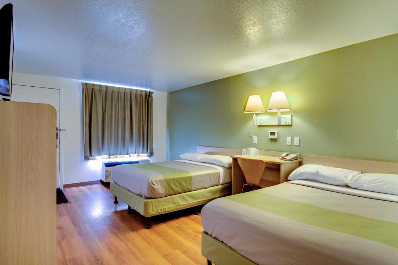 Rodeway Inn Windsor Mill Oda fotoğraf